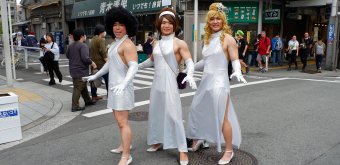 Nipponbashi Street Festa (Osaka), Cross-dressing cosplayers posing in the street