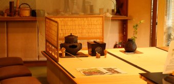 Nagaokakyo (Kyoto), Tea set displayed at the Shop & Gallery Chikubuen