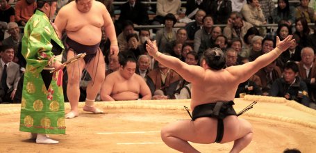 Sumo tournament in Osaka, Wrestlers preparing for a bout 3