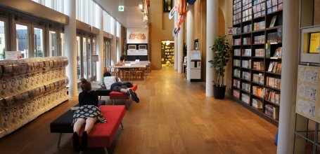 International Manga Museum in Kyoto, Reading room with gashapon