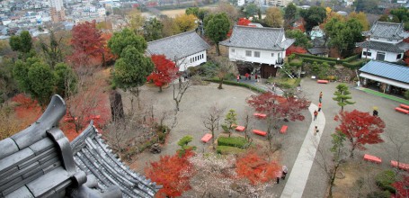 Inuyama Castle (Aichi Prefecture), View on the city and the castle's courtyard in autumn