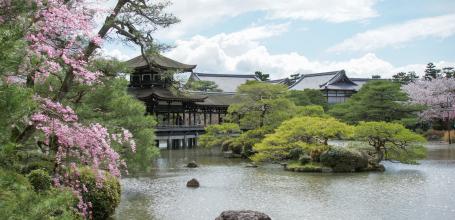 Heian-jingu (Kyoto), View on the garden and the shrine's pavilions in spring