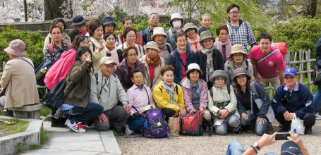 Maruyama Park (Kyoto), Group taking a souvenir picture in spring
