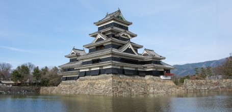 Matsumoto Castle, View on the black keep and the moat