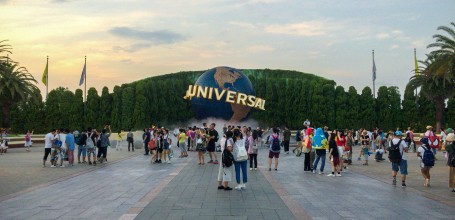 Universal Studios Japan (USJ, Osaka), plaza with Universal's trademark