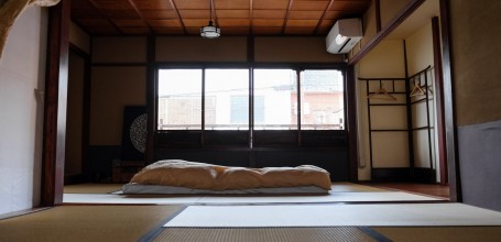 Machiya Cottage Karigane (Kyoto), Tatami mat bedroom and futon bed 2