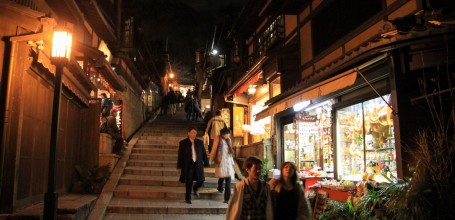Ninenzaka and Sannenzaka streets at night (Kyoto)