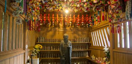 Choan-ji (Hakone), Buddha statue and offerings
