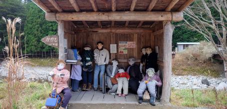 Kakashi no Sato, Scarecrows at the bus stop
