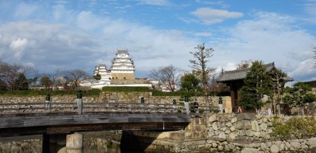 Himeji (Hyogo), View on Sakuramon-bashi bridge and Himeji Castle