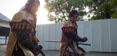 Kumamoto Castle, Two comedians performing as samurais in the park