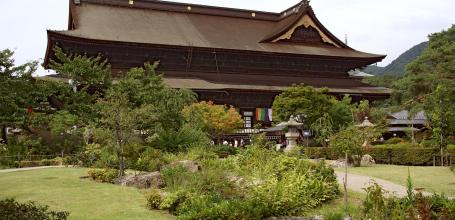 Nagano Station, Zenko-ji temple (© 663highland)