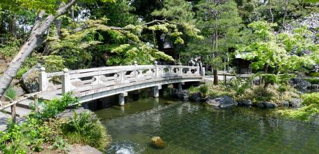 Hana Matsuri in Nishiarai Daishi temple (Tokyo), Stone bridge and Benten pavilion