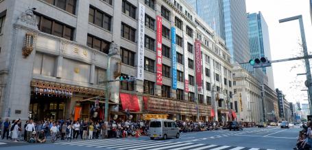 Kanda Matsuri, Spectators at Mitsukoshi Department Store in Nihonbashi