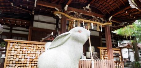 Higashi-Tenno Okazaki-jinja, Koma Usagi rabbit statue and main hall