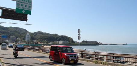 Zushi, Road and main beach