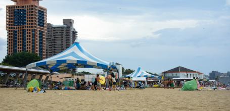 Seaside Momochi (Fukuoka), View on the beach and the seafront buildings 3