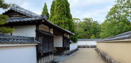 Koko-en, Alley and traditional walls between the gardens