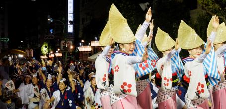Koenji Awa-Odori (Tokyo), Parade of Ren dancers groups at night 2