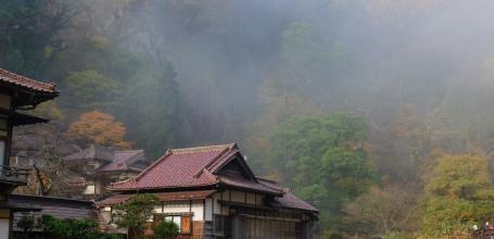 Higashiyama Onsen Mukaitaki, View on the onsen village in autumn