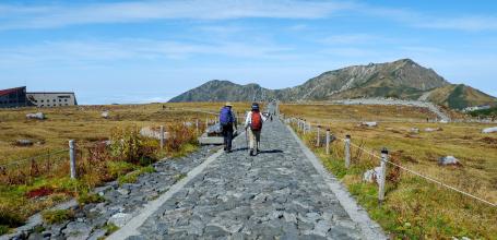 Murodo, Cobblestone hiking path on the plateau and bus station on the left