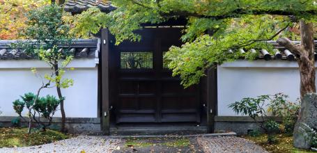 Shinnyo-do (Shinshogokuraku-ji), View on the dry gardens inside the grounds
