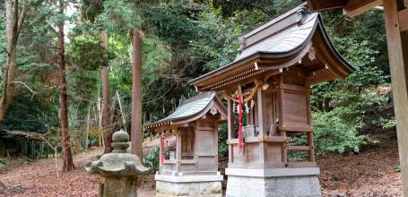 Shirahige-jinja, Small pavilions in the shrine's grounds
