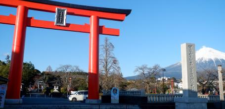Fujisan Hongu Sengen Taisha, Entrance torii gate and snowy Mount Fuji