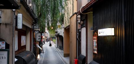 Pontocho (Kyoto), The alley in 2021 after renovation (electric wires buried and paved walkway) 2
