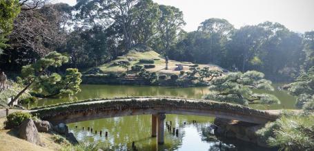 Kiyosumi Teien, View on a bridget and an artificial hill reminding of Mount Fuji
