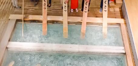 Kusatsu, Yumomi traditional ceremony with the public 