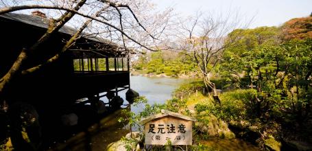 Keitaku-en (Osaka), Tea house and plum trees in bloom on the shore of the pond