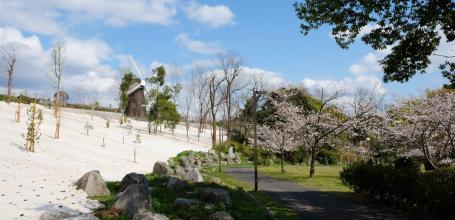 Tsurumi Ryokuchi Park, Dutch Windmill Hill 