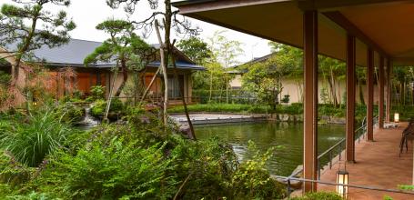 Yumotoya Onsen Ryokan in Niigata, Garden and pond