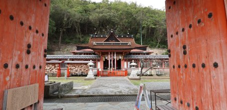 Wakaura Tenmangu (Wakayama), View on the main hall from the gate of the shrine