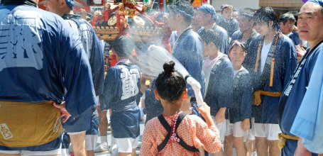 Fukagawa Hachiman Matsuri, Little girl spraying water on the matsuri participants