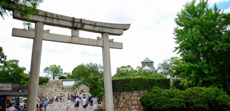 Hokoku-jinja (Osaka), Torii gate at the entrance of the shrine's grounds