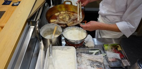 Tempura Tobari, Chef Tobari cooking tempura 2