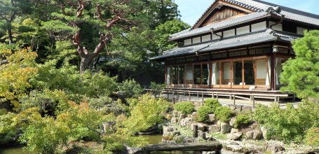Yoshiki-en (Nara), Garden, pond and main tea house