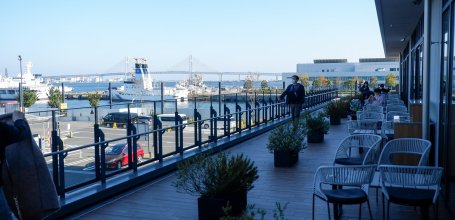 Minato Mirai 21 (Yokohama), Outdoor terrace at Hammerhead shopping mall