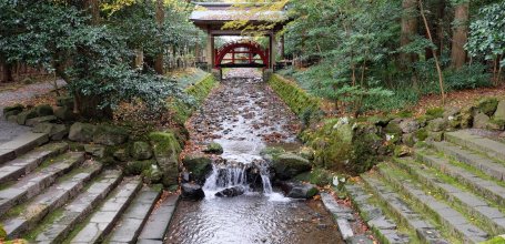 Yahiko-jinja, Tama-no-Hashi sacred red bridge