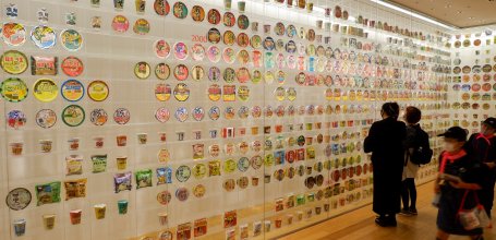 Cup Noodles Museum (Yokohama), Exhibition of the various instant noodles packages designs since their creation