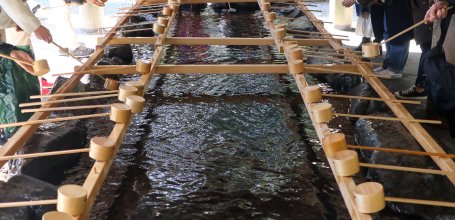 Ise-jingu (Ise), Visitors around the ablution basin Chozuya