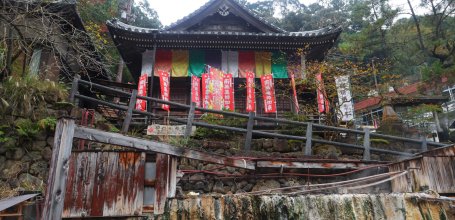 Yunomine Onsen (Kumano Kodo), Toko-ji temple on the river bank