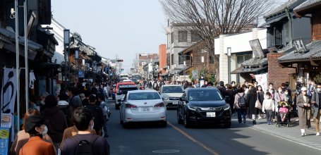Kawagoe (Saitama), Crowded streets of the historical downtown on a weekend during the sakura season