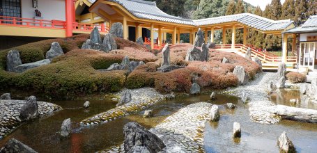 Matsunoo Taisha (Kyoto), Shinzokan Museum and Kyoku-mizu-no-niwa garden
