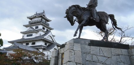 Imabari Castle (Shikoku), Tenshukaku keep and statue of Todo Takatora