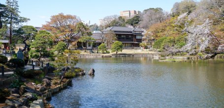 Shin-Edogawa Garden (Tokyo), View on the pond and Shoseikaku house