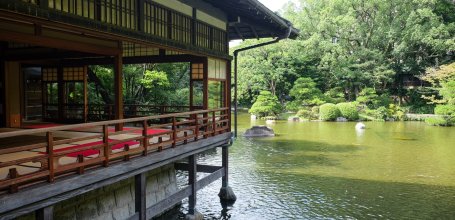 Yusentei Park (Fukuoka), View on the large tea room and the pond in the garden