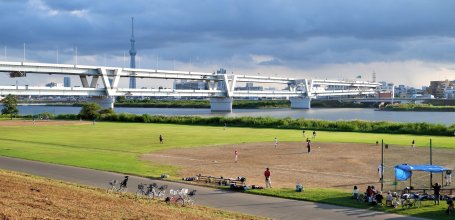 Katsushika (Tokyo), Horikiri-bashi bridge and baseball fields on the bank of the Ara-kawa River